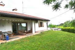 villa singola tricamere con ampio giardino