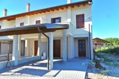 Villetta di testa tricamere con taverna e ampio giardino