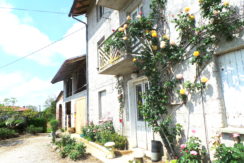 Rustico con giardino e posti auto coperti