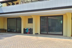 Locale commerciale con parcheggio privato