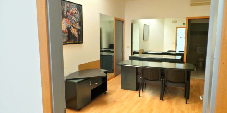 Ufficio arredato con pareti attrezzate