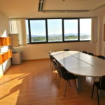 Ufficio arredato con pareti attrezzate