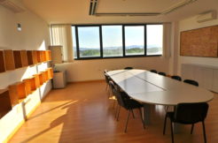 Ufficio arredato con pareti attrezzate