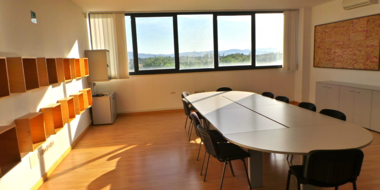 Ufficio arredato con pareti attrezzate