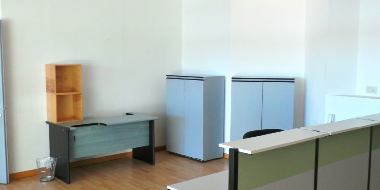 Ufficio arredato con pareti attrezzate