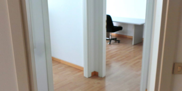 Ufficio arredato con pareti attrezzate