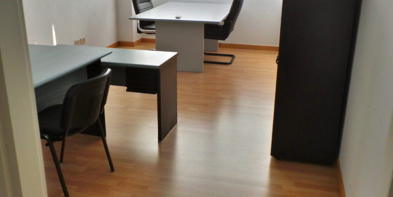 Ufficio arredato con pareti attrezzate