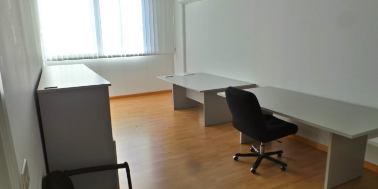 Ufficio arredato con pareti attrezzate