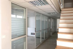 Ufficio con pareti attrezzate con 8 uffici