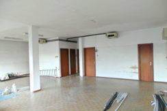 Negozio vetrinato con parcheggio e magazzino di 112mq