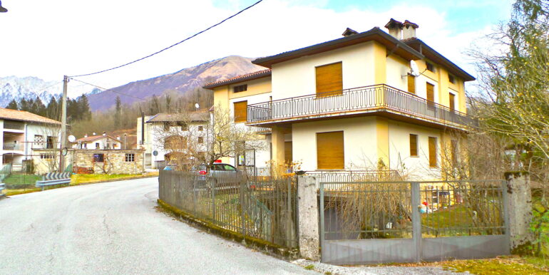 Casa pluricamere con giardino privato e pertinenza a reddito.