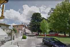 Locali vetrinati in centro a Feletto centro