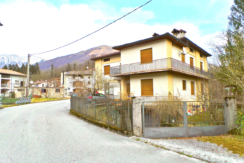Casa pluricamere con giardino privato e pertinenza a reddito.