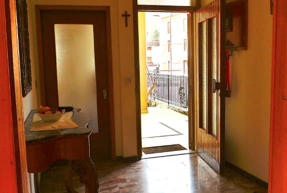 Casa pluricamere con giardino privato e pertinenza a reddito.