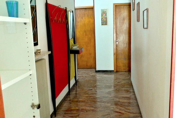 Casa pluricamere con giardino privato e pertinenza a reddito.