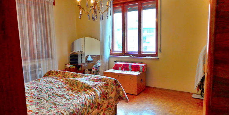 Casa pluricamere con giardino privato e pertinenza a reddito.