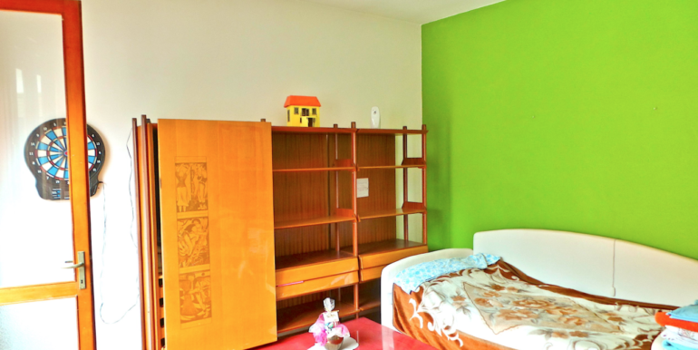 Casa pluricamere con giardino privato e pertinenza a reddito.