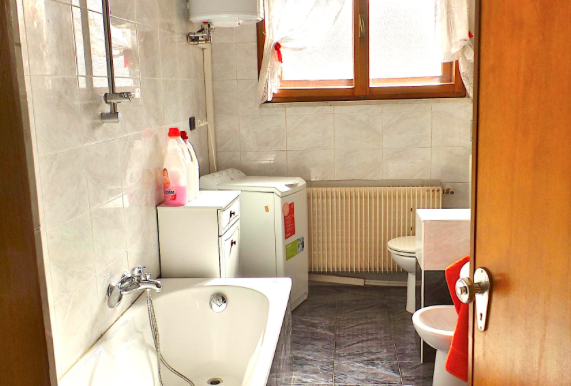 Casa pluricamere con giardino privato e pertinenza a reddito.