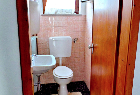 Casa pluricamere con giardino privato e pertinenza a reddito.