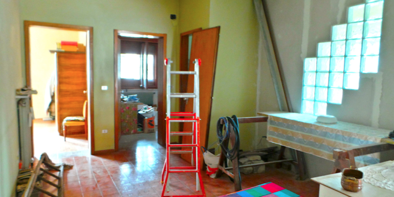 Casa pluricamere con giardino privato e pertinenza a reddito.