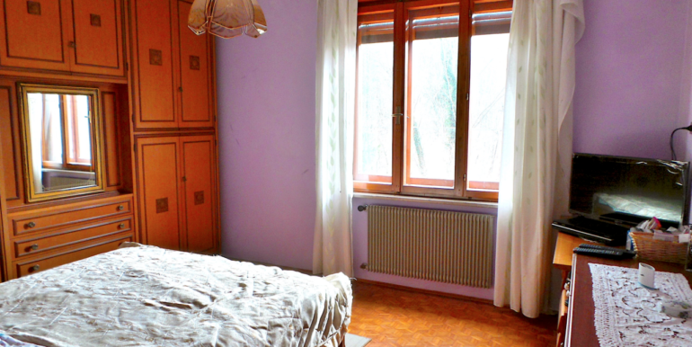 Casa pluricamere con giardino privato e pertinenza a reddito.