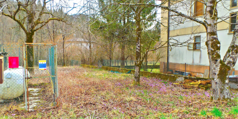 Casa pluricamere con giardino privato e pertinenza a reddito.