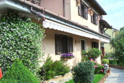 Bifamiliare intera con giardino e piscina