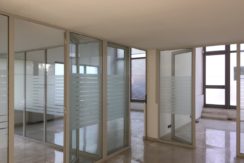 Ufficio con pareti attrezzate con 8 uffici