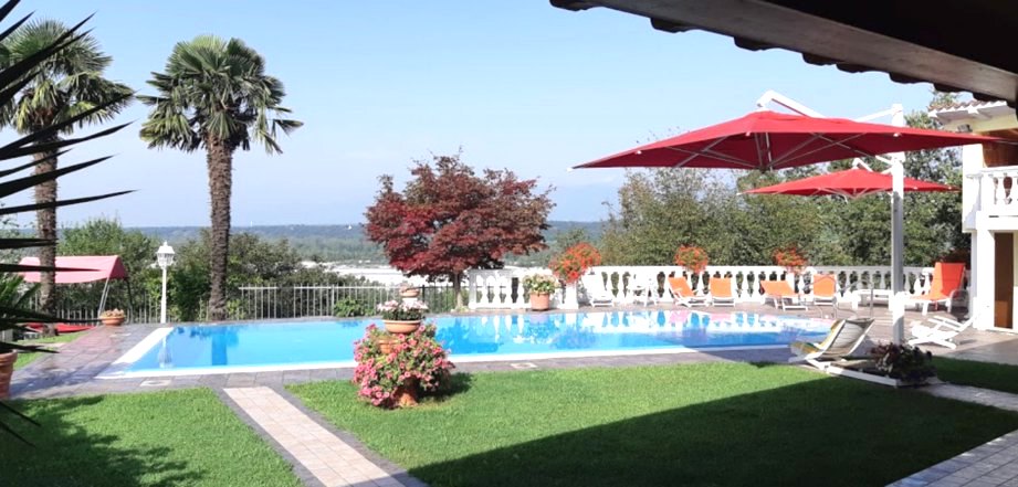 Villa con piscina e campo da tennis garage e cantina