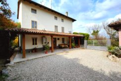 Casa indipendente con scuderie