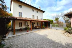 Casa indipendente con scuderie