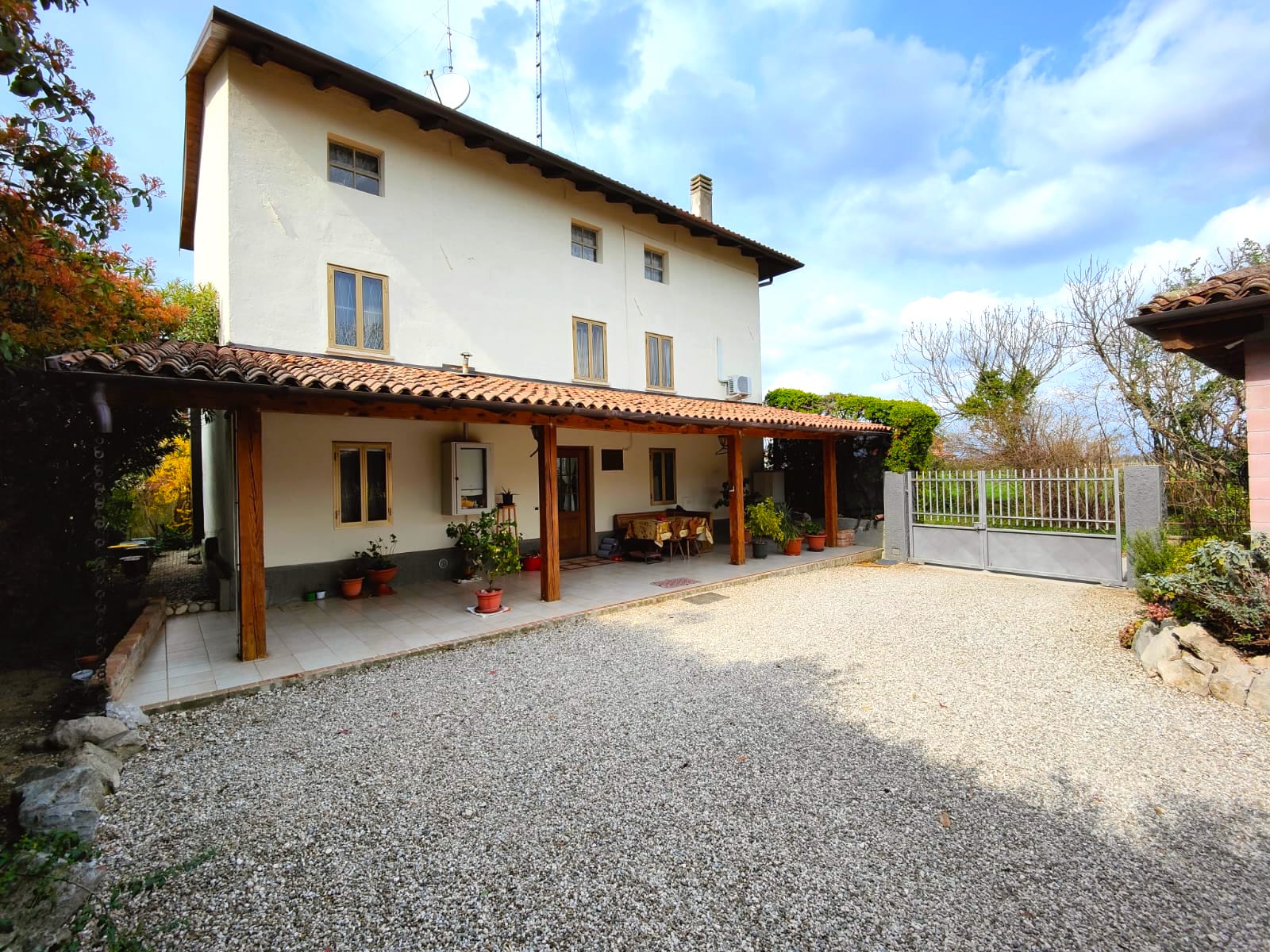 Casa indipendente con scuderie a Udine Sud