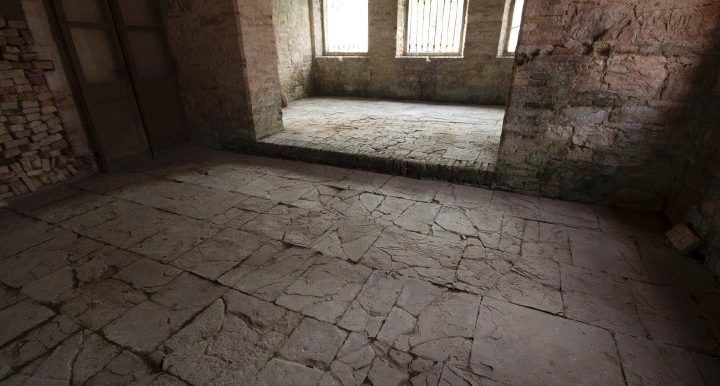 Casa di testa in pietra da riattare