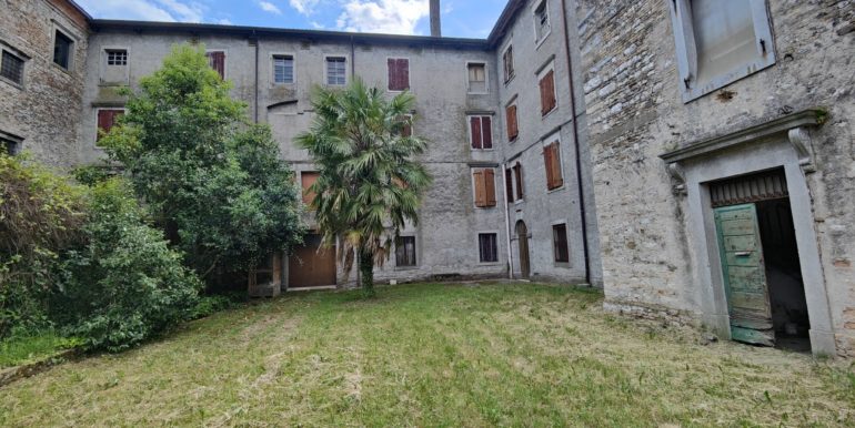 Casa di testa in pietra da riattare