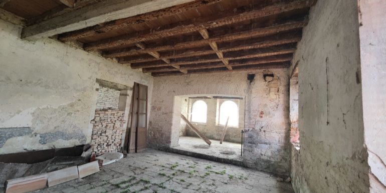Casa di testa in pietra da riattare