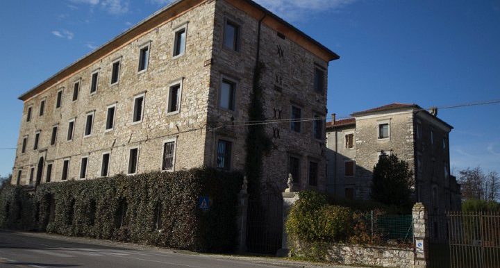 Casa di testa in pietra da riattare