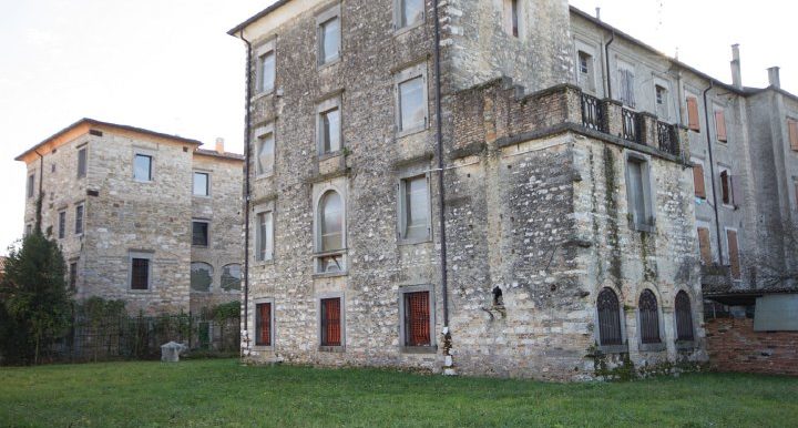Casa di testa in pietra da riattare