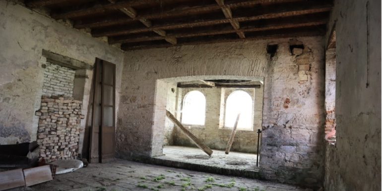 Casa di testa in pietra da riattare