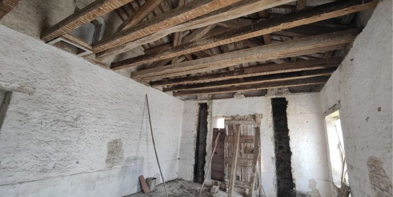 Casa di testa in pietra da riattare