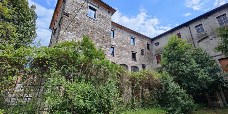 Casa di testa in pietra da riattare