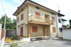 Casa di testa con ampio giardino