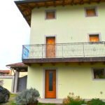 Villetta terra-cielo di testa con giardino