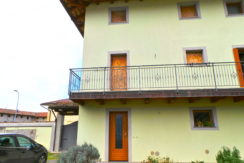Villetta terra-cielo di testa con giardino