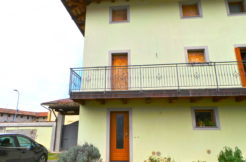 Villetta terra-cielo di testa con giardino