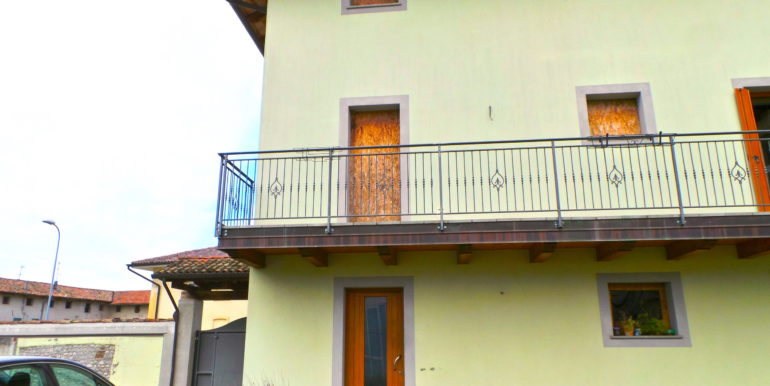 Villetta terra-cielo di testa con giardino