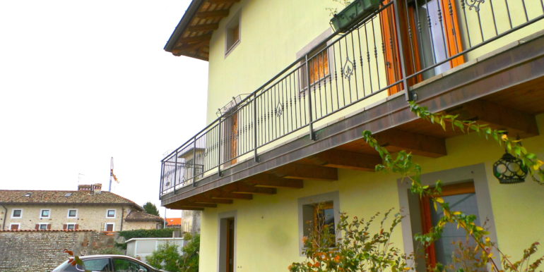 Villetta terra-cielo di testa con giardino