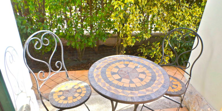Bicamere più studio biservizi con giardino