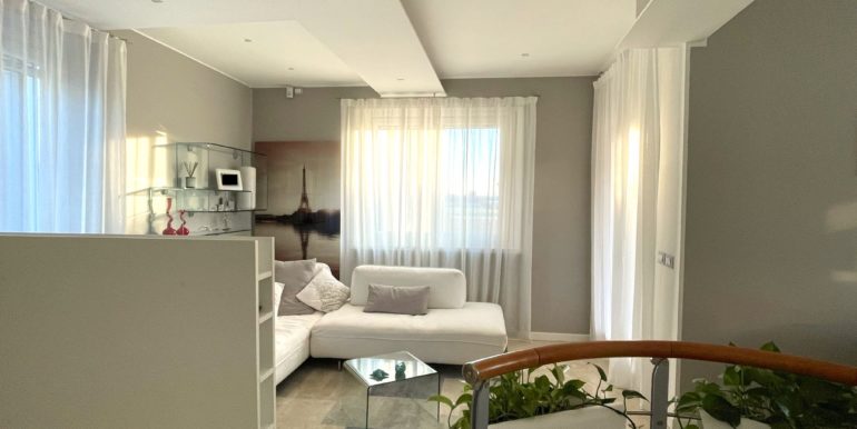Bicamere più studio biservizi con giardino