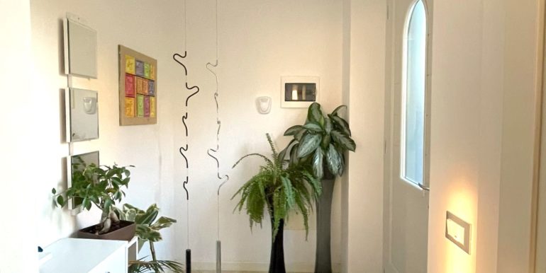 Bicamere più studio biservizi con giardino