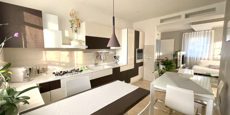 Bicamere più studio biservizi con giardino